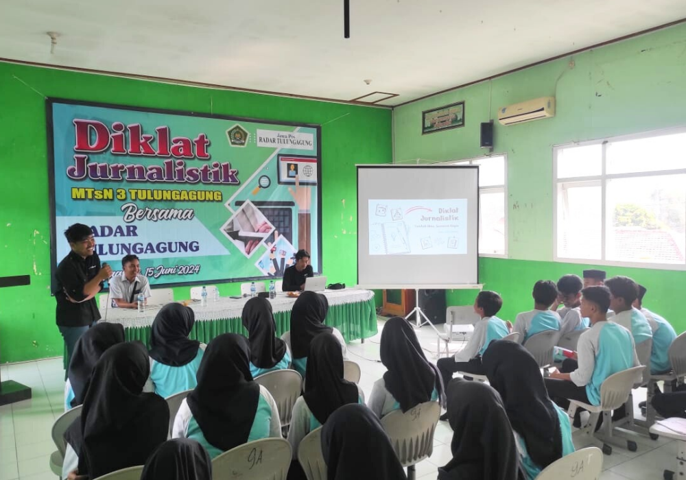 Tim Radar Tulungagung Mukhamad Zainul Fikri memberikan materi tentang jurnalistik dalam Diklat Jurnalistik MTSN 3 Tulungagung.