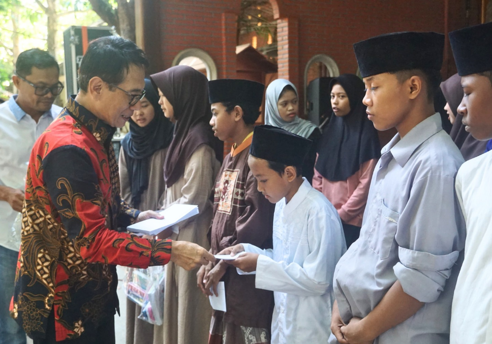 ANTUSIAS: Momen ketika Direktur PT Intermedia Pers Aris Sudanang menyalurkan bantuan kepada anak-anak yatim/piatu saat peringatan HUT ke-22 Radar Tulungagung.
