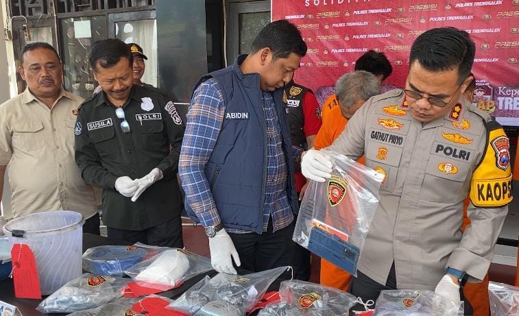 INI LHO: Kapolres Trenggalek AKBP AKBP Gathut Bowo Supriyono, menunjukkan sejumlah barang bukti hasil penangkapan pelaku judi online