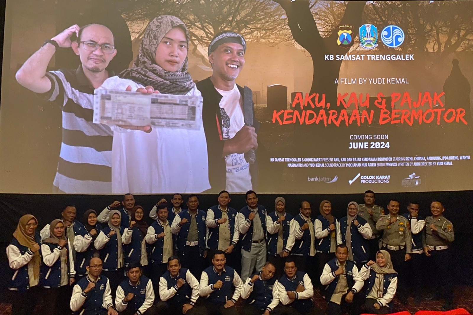 KOMPAK: Tim UPT PPD Trenggalek foto bersama saat nobar film pendek Aku, Kau dan Pajak Kendaraan Bermotor.