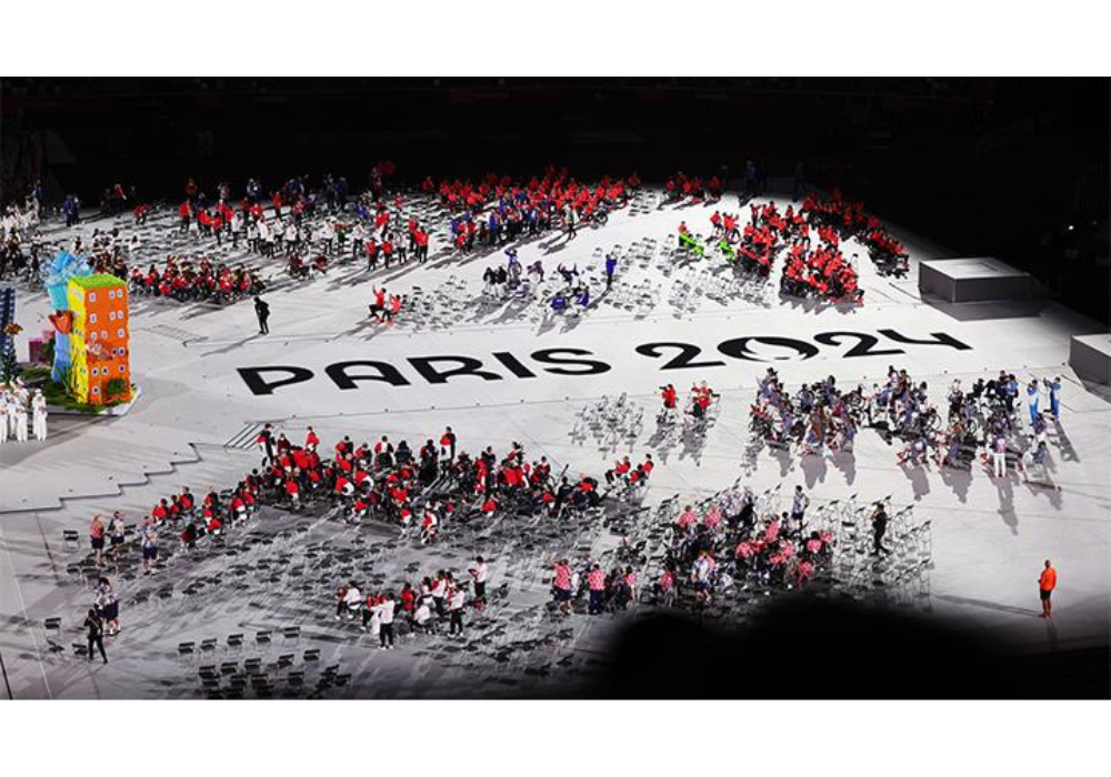 Mural Paris 2024, terlihat saat upacara penutupan Paralimpiade Tokyo 2020, Stadion Olimpiade, Tokyo, Jepang, Ahad, 5 September 2021. Paris, menjadi kota penyelenggara Paralimpiade dan Olimpiade 2024.