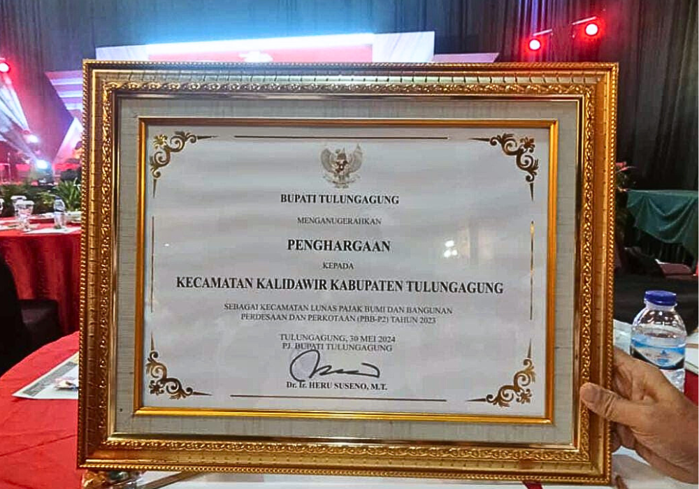Penghargaan PBB-P2 yang diberikan kepada Pemcam Kalidawir.