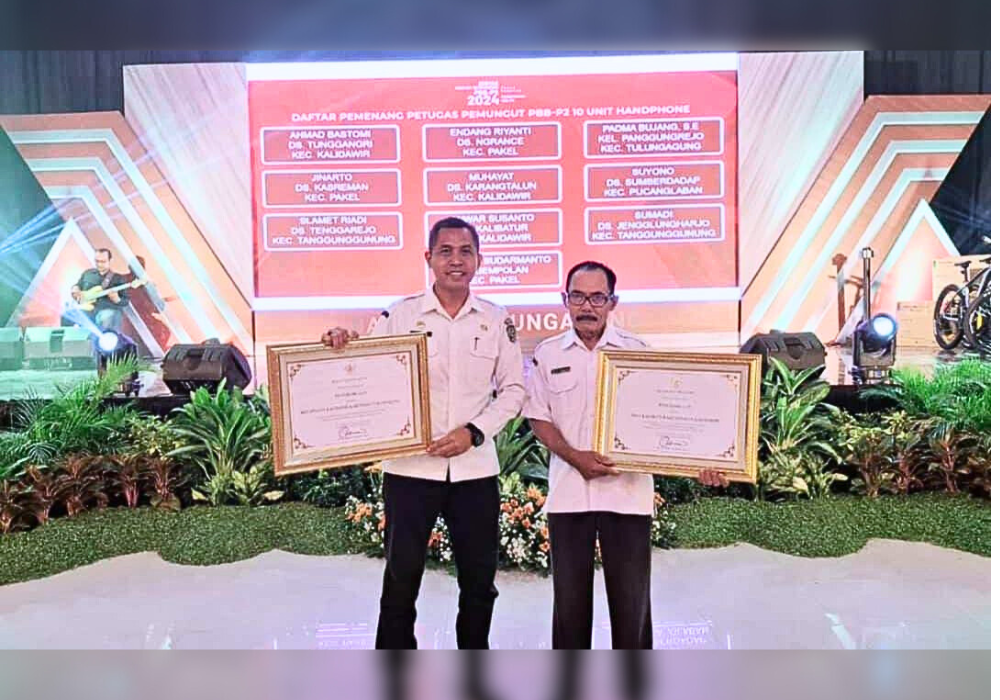 BANGGA: Pemcam Kalidawir meraih penghargaan PBB-P2. Penghargaan diserahkan langsung oleh Pj Bupati Tulungagung, Heru Suseno.
