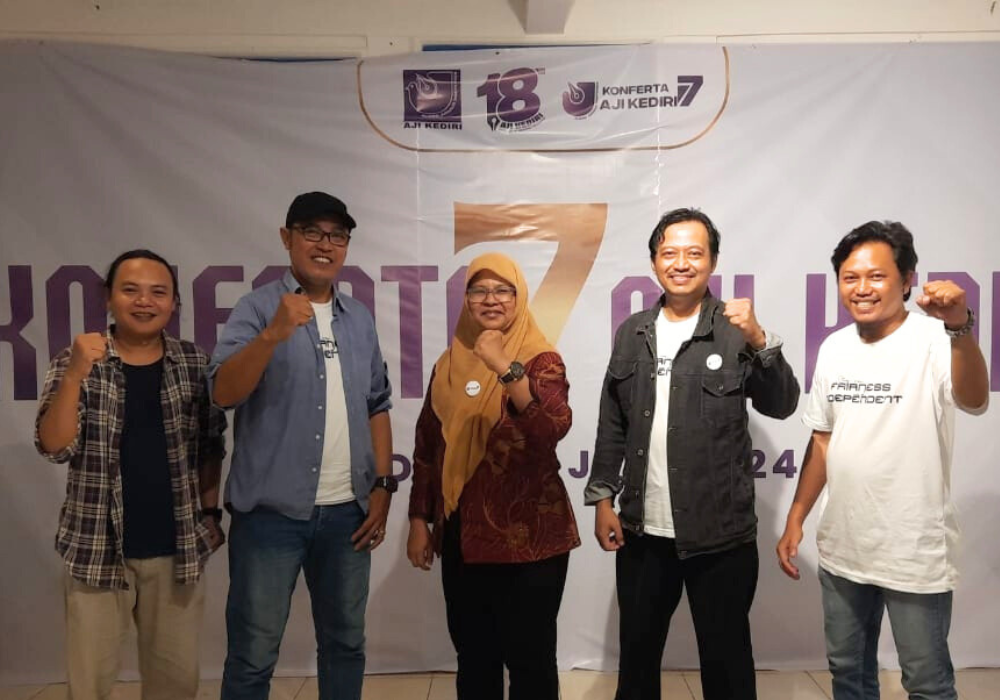 Aliansi Jurnalis Independen (AJI) Kediri, Jawa Timur, menggelar acara desiminasi dan bedah buku jelang Konferensi Kota (Pra Konferta) ke-7 di Bukit Bintang Cafe & Resto Bukit Bintang.