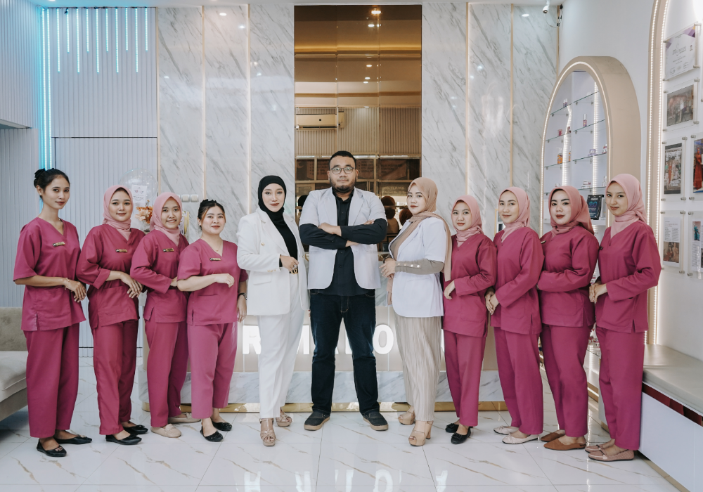 TERAKREDITASI : Potret tim Klinik Primadona siap melayani anda.