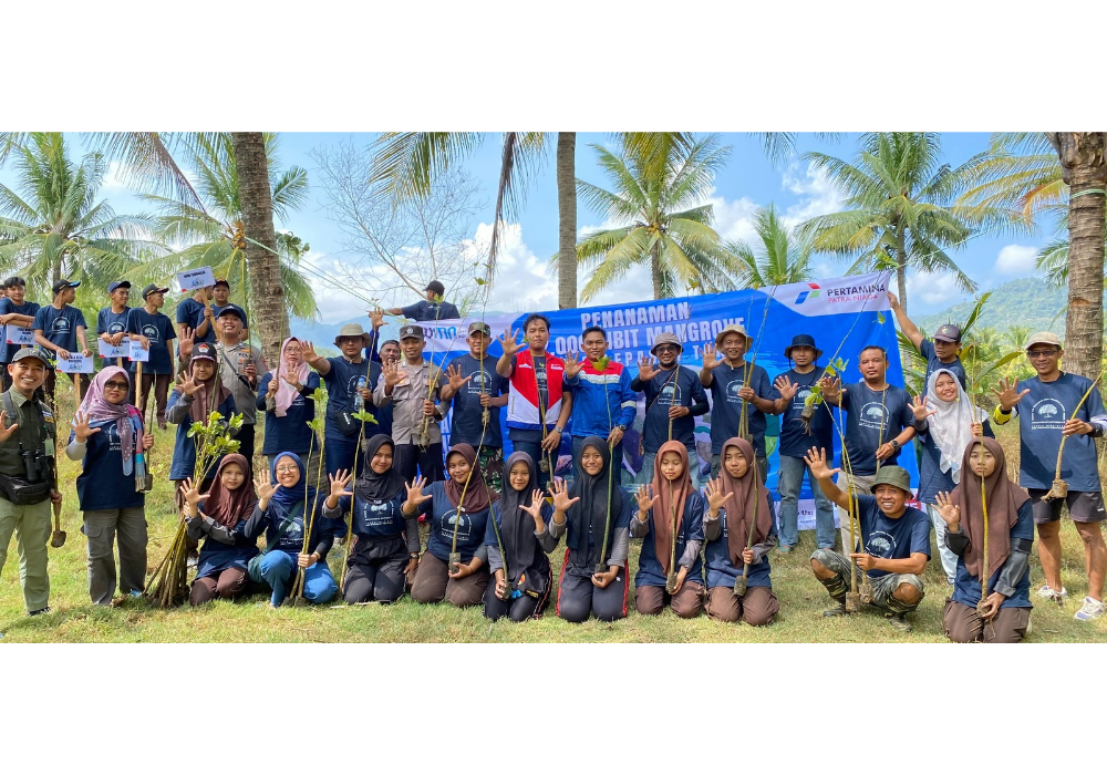 KOMPAK: FTM Pertamina Patra Niaga Fuel Terminal Madiun Kadek Dwi Aryanto (tengah, Red) menanam mangrove bersama akademisi dan forkopimcam.