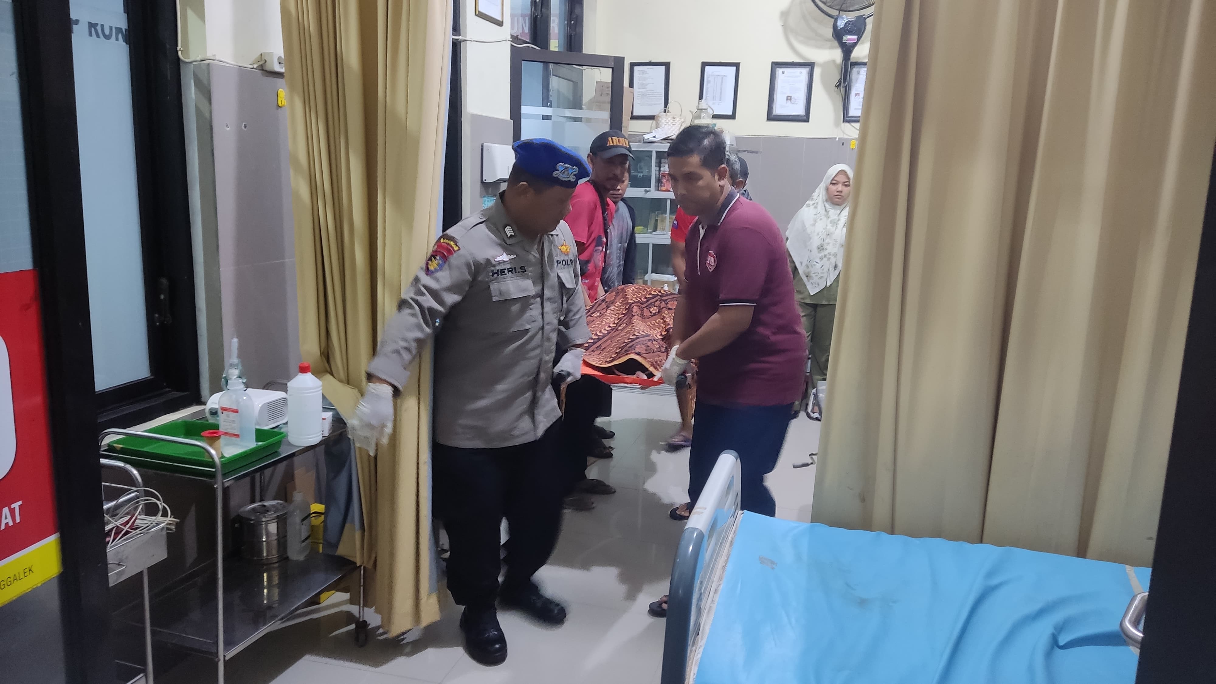 polisi dan tim medis mengevakuasi wisatawan yang tewas.