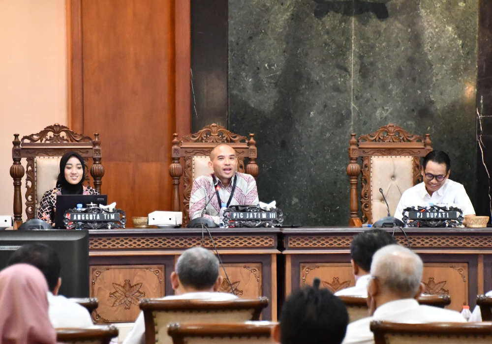 PIC Koordinasi dan Supervisi KPK Wilayah Jatim III, Alvi Rahman Waluyo (tengah) menyampaikan capaian dua indikator pemberantasan korupsi di Tulungagung.