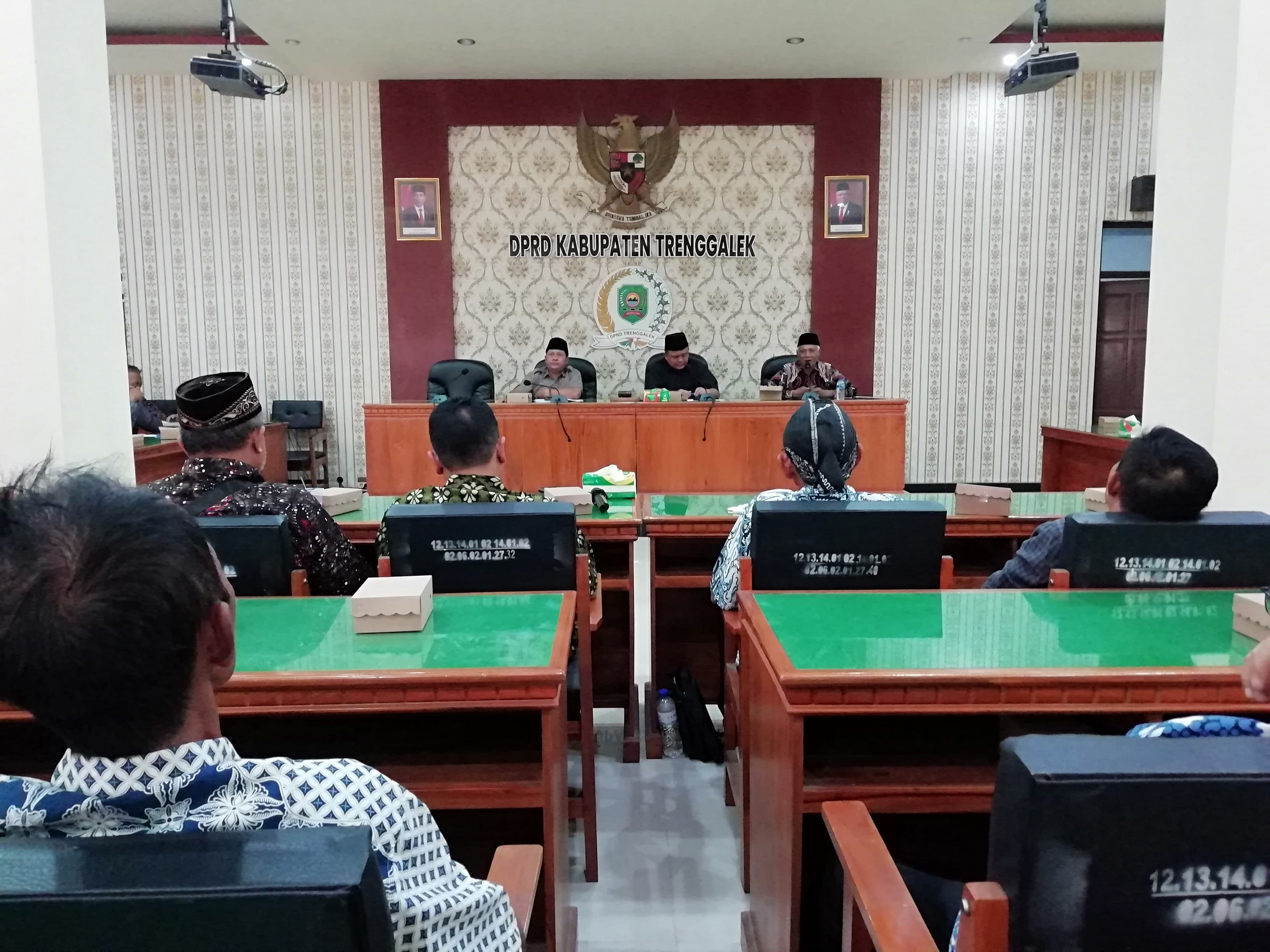 CARI SOLUSI: Unsur pimpinan Komisi I DPRD Trenggalek ketika menemui perwakilan paguyuban Ketua RT/RW Kelurahan Ngantru dalam hearing Jumat (7/5).