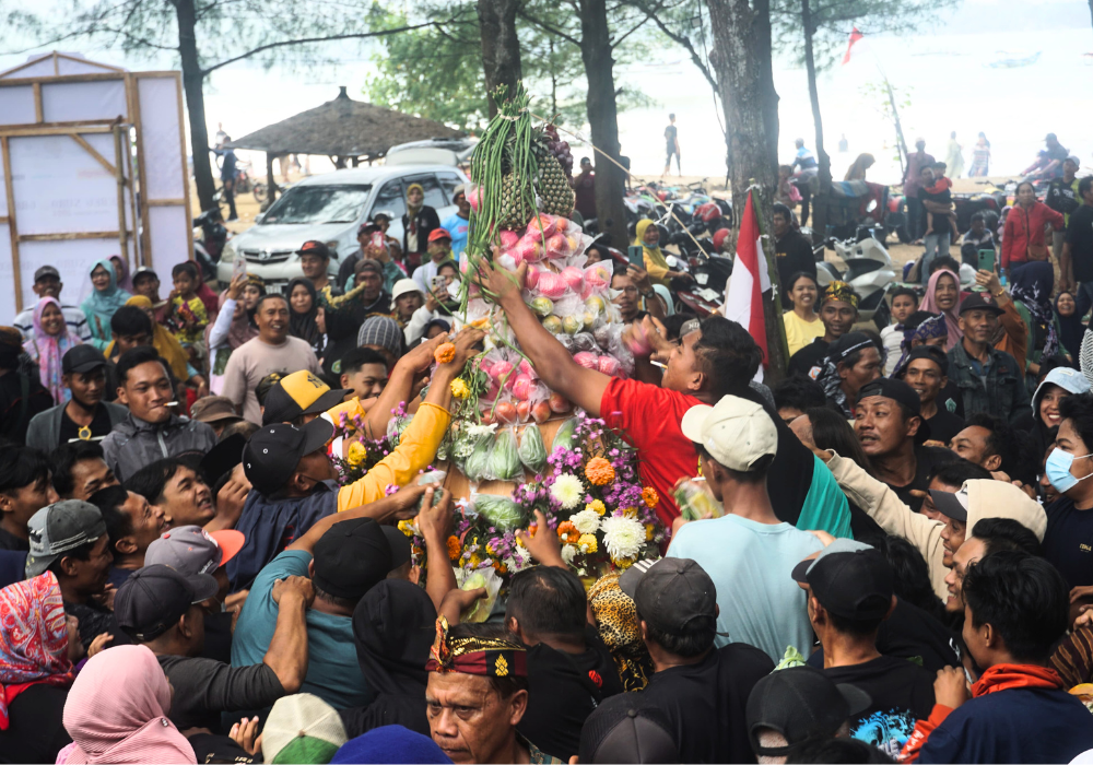 Grebeg Sura Sedekah Bumi di Pantai Gemah, Mingu (7/7/2024).