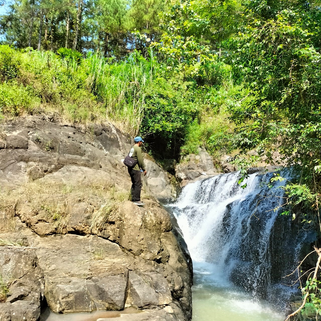 INDAH: Seorang warga menikmati air terjun di tumpak andong
