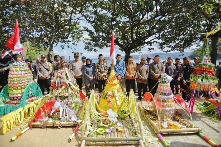 LESTARI: Prosesi adat Larung Semboyo di Pantai Jokerta, Panggul, selaras dengan program pemkab untuk menjaga lingkungan.