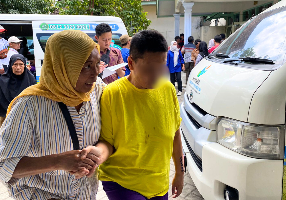 Momen anggota keluarga sedang mengantarkan salah satu keluarganya yang ODGJ untuk dirujuk ke RSJ Lawang.