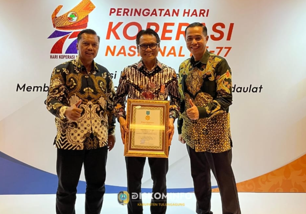 Pj Bupati Tulungagung Raih Penghargaan Tokoh Penggerak Koperasi Madya Motivasi, Tingkatkan Kesejahteraan Daerah Melalui Koperasi