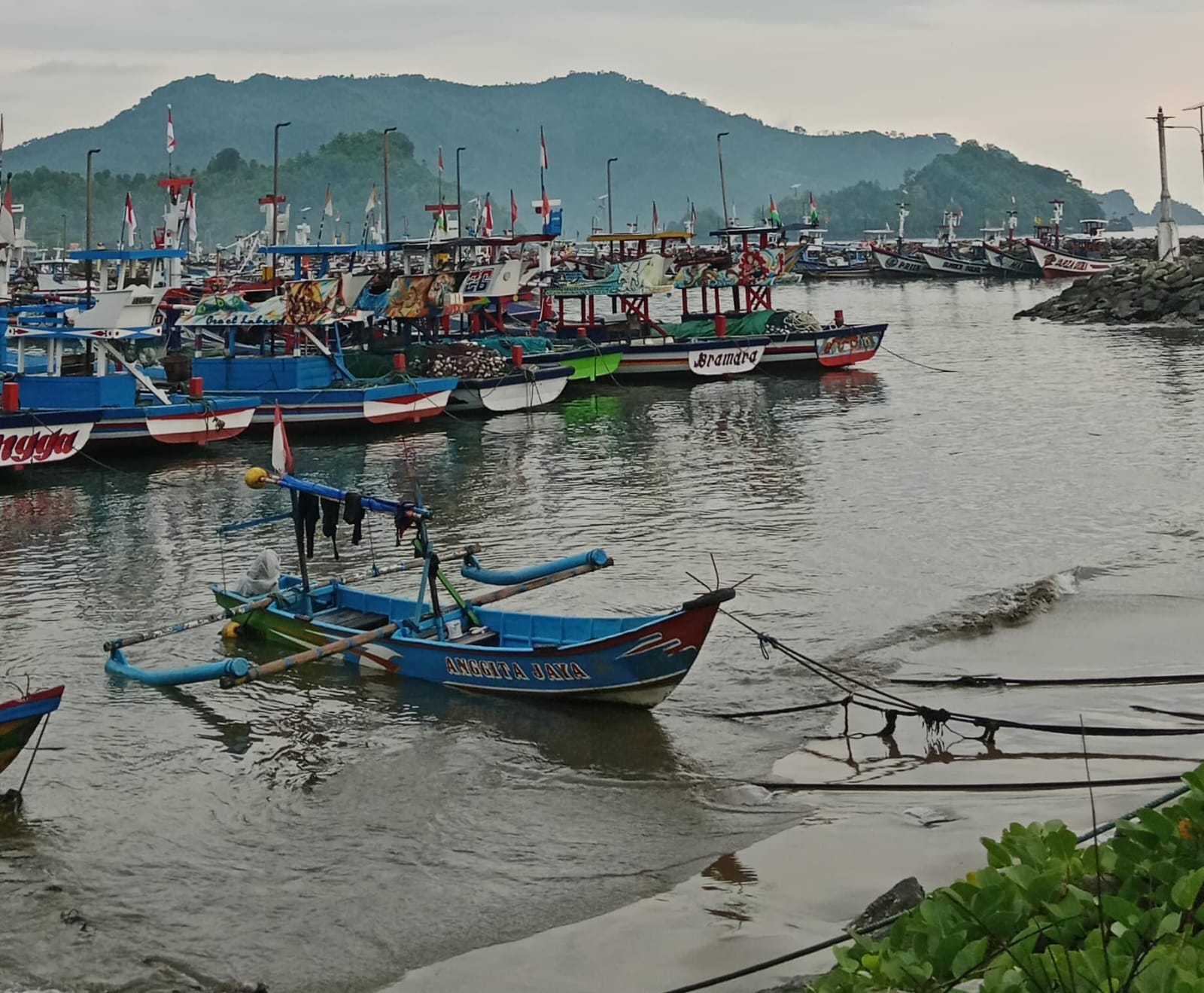 SANDAR: Sejumlah perahu nelayan berjajar di perairan Prigi.