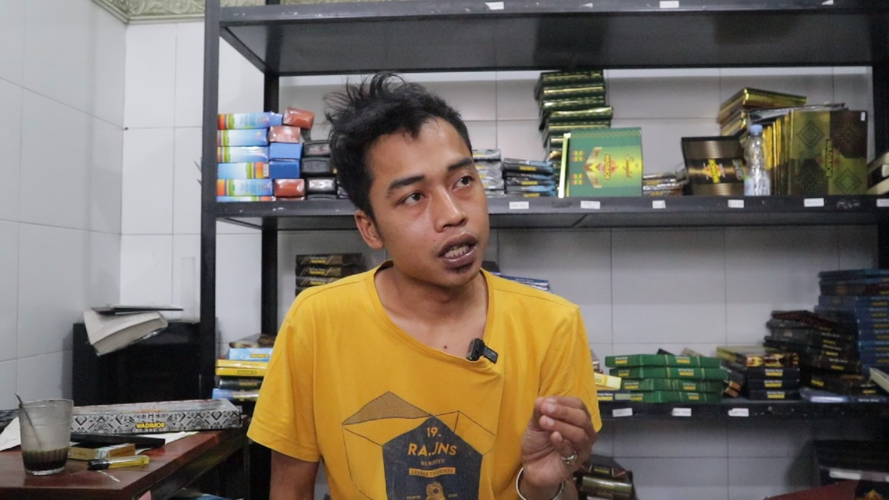 SEMANGAT TAK PERNAH PADAM : Zakaria menceritakan jatuh bangunnya dalam berbisnis kepada tim Radar Tulungagung.