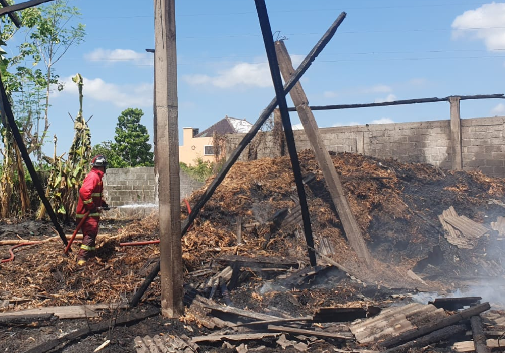 LUDES: Sepah tebu di bekas penggilingan tebu masuk Desa Serut Boyolangu ludes terbakar pada Selasa (16/7/2024).