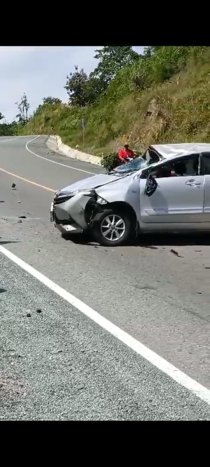 RINGSEK: Mobil Avanza rusak parah usai terguling di JLS masuk wilayah Kecamatan Watulimo, Rabu (17/7)