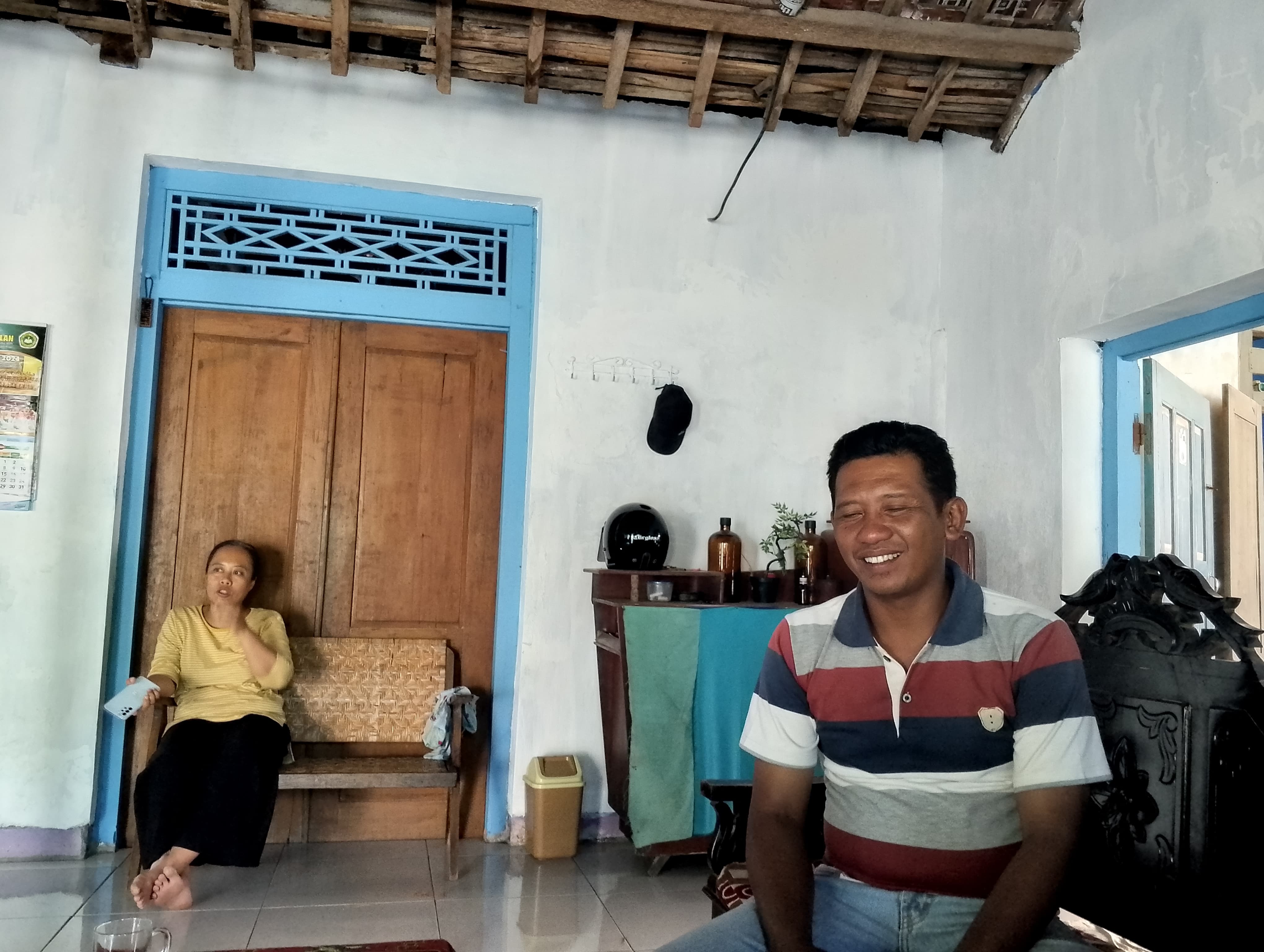 SEHAT: Budi Ismanto berada di rumahnya setelah berhasil dipulangkan oleh pemerintah  pasca terkatung-katung di negeri orang.