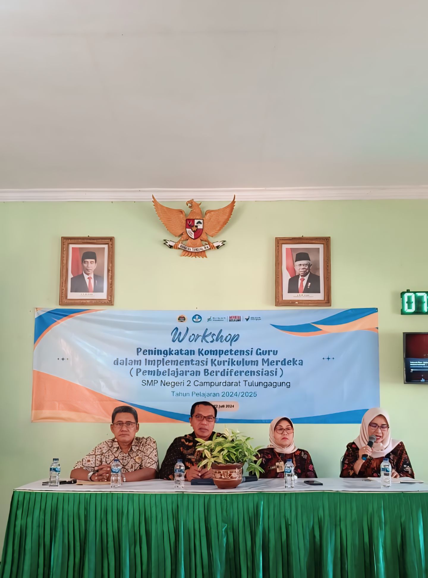 BERMAKNA : Kegiatan workshop hari pertama yang dihadiri oleh Plt Sekdin Muyanto, M.Pd dan Pengawas Sekolah sekaligus Narasumber H.Suyono, S.Pd,M.M., menambah suasana menjadi bersemangat.