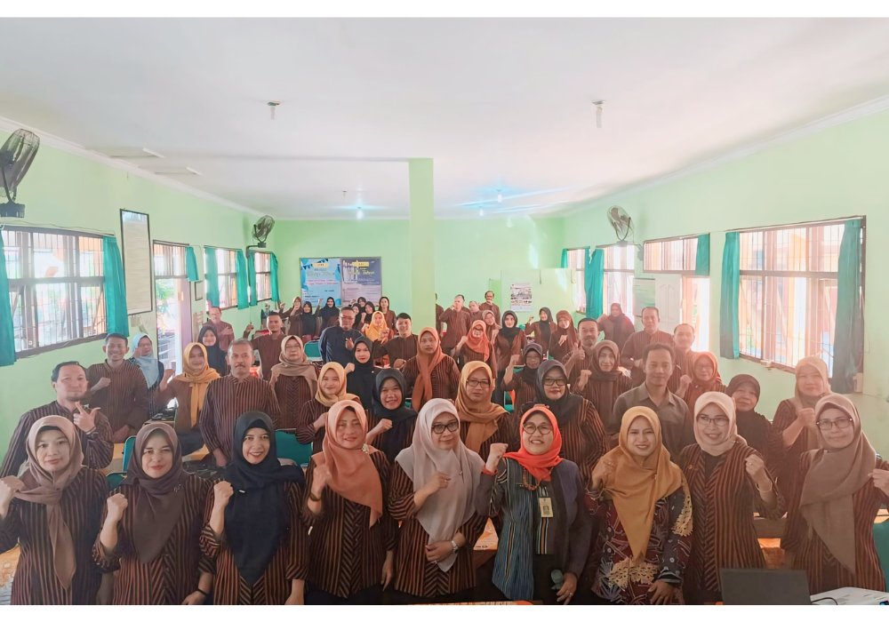 KOMPAK : Para guru SMPN 2 Campurdarat sangat antusias dan bersemangat dalam mengikuti kegiatan workshop.