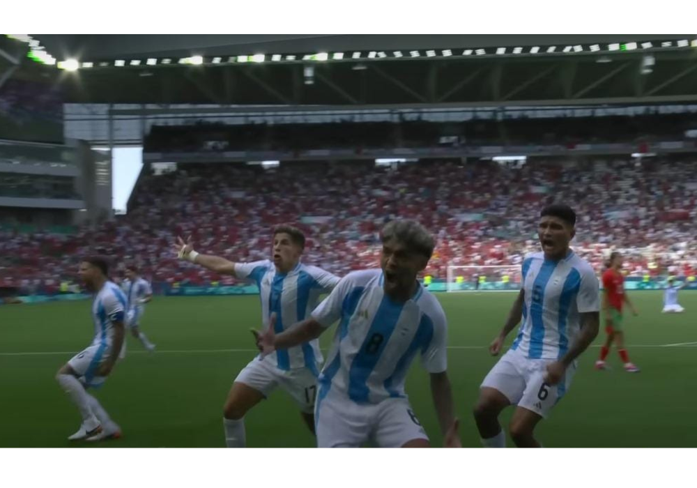 Momen ketika timnas Argentina selebrasi usai mencetak gol. Namun gol tersebut dianulir oleh wasit.