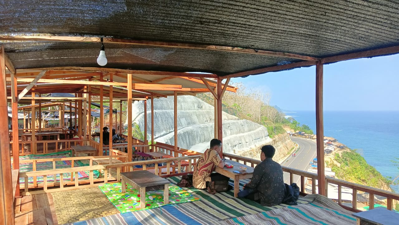 INDAH: Pengunjung berada di angkringan sambil menikmati panorama laut selatan di kawasan JLS Tulungagung.