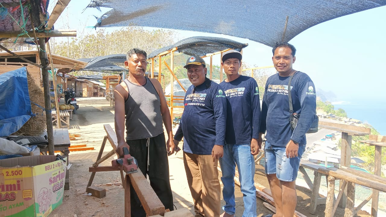 KOMPAK: Kasun Papar (dua dari kiri) foto bareng Pokmas dilokasi alam Tebing sky view desa Kalibatur.