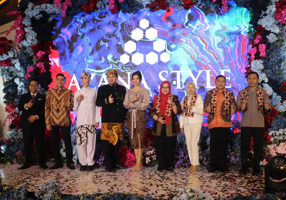 SINERGI: Foto bersama setelah peresmian grand opening.