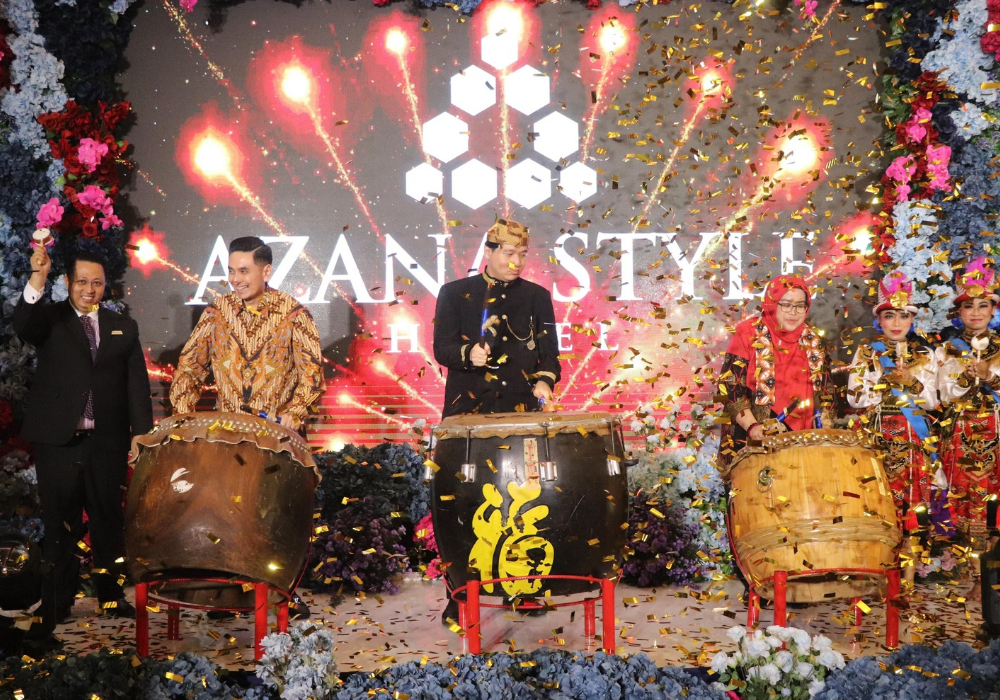 MERIAH: Grand opening dengan menabuh kendang diiringi musik dan disaksikan seluruh tamu undangan.