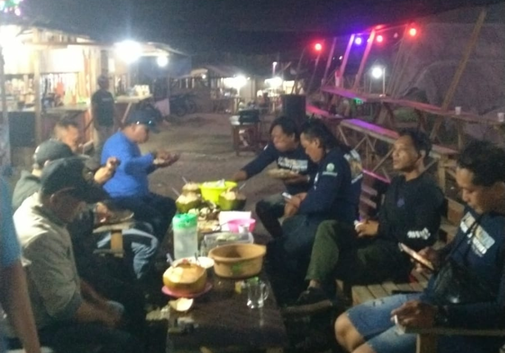 Guyub: Para anggota pokdarwis terlihat akrab bersama para pedagang di Alam Tebing sky view saat acara tasyakuran.