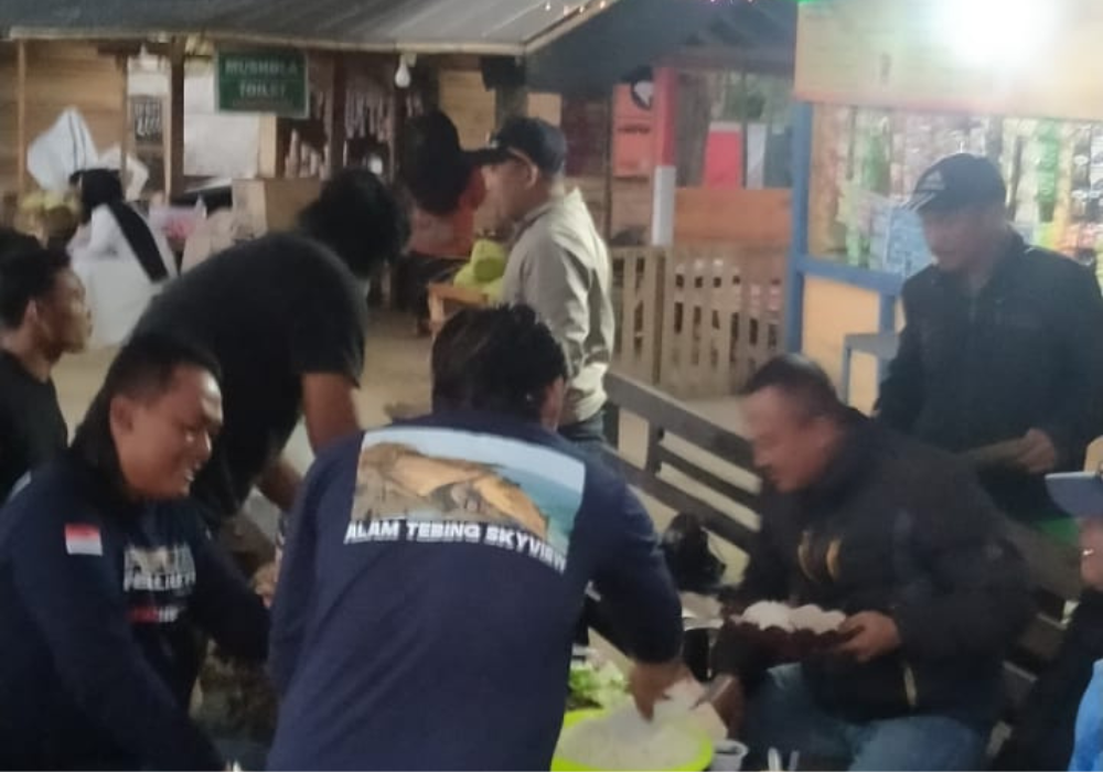 Seru: kelompok Pokdarwis dusun papar saat dijamu para pedagang di lokasi kuliner Alam Tebing sky view Kalibatur.