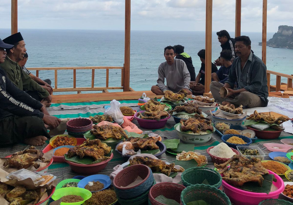 Syarat makna:  warga desa Kalibatur, kecamatan Kalidawir menggelar tasyakuran di area Alam Tebing sky view beberapa waktu lalu.