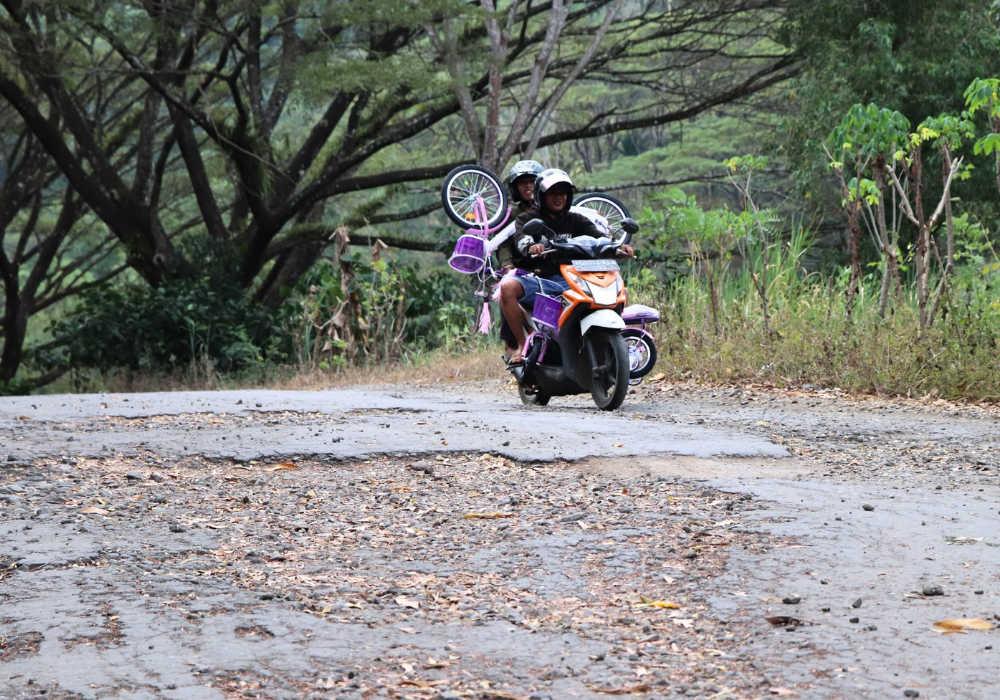 Kondisi jalan lingkar Waduk Wonorejo Tulungagung.