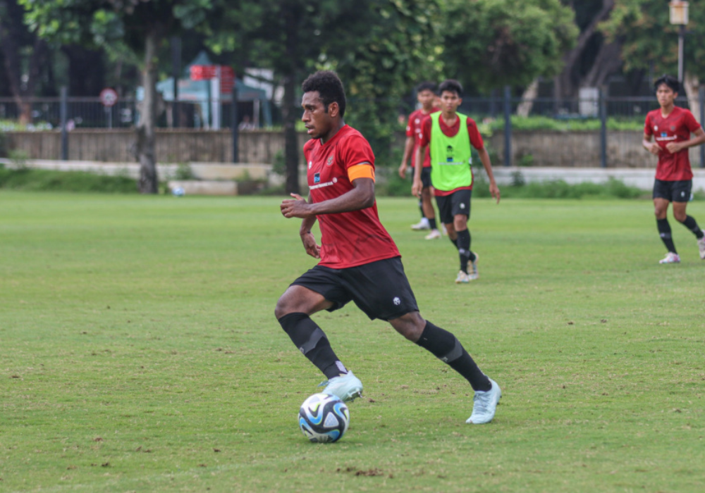 Muhammad Iqbal Gwijangge menjalani peran baru saat pemusatan latihan (TC) tim U-20 Indonesia di Jakarta.