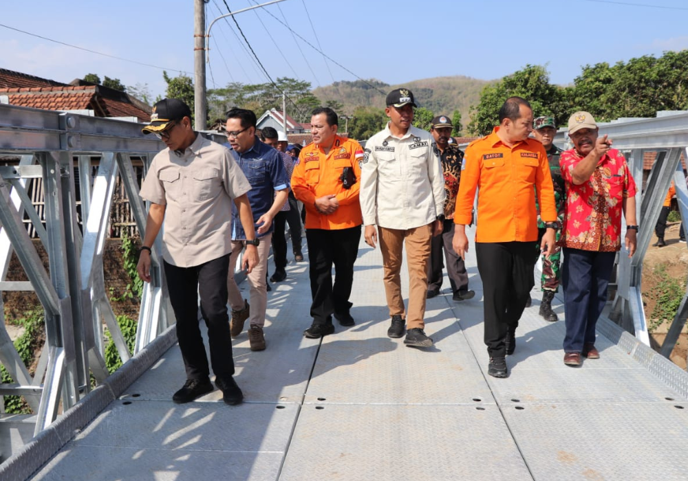 Tinjau: finishing jembatan penghubung desa Kalidawir dalam waktu dekat akan diresmikan.