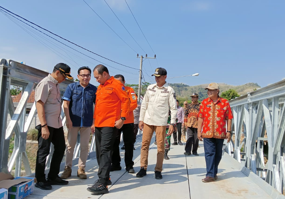 Peninjauan progres infrastruktur vital jembatan penghubung dua desa di Desa Kalidawir Tulungagung.