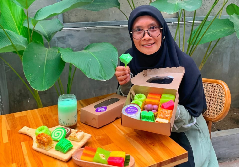 Foto Siti Fatimah Memperkenalkan produk UMKM miliknya