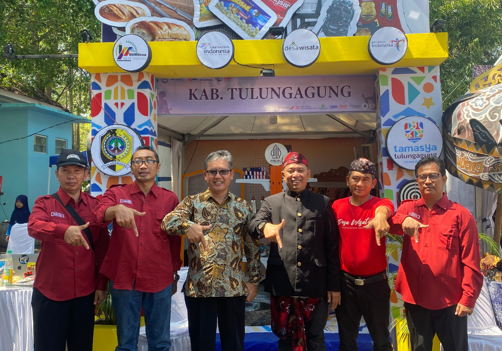 Bumdes Ngudi Sejahtera Desa Ngunut Kecamatan Ngunut Tulungagung berhasil raih penghargaan stan terbaik pada Festival Dewi Cemara dan Pekan Kebudayaan Daerah pada Minggu (4/8).