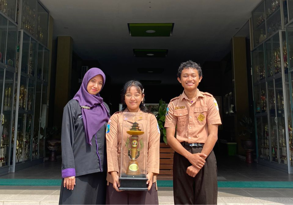 MEMBANGGAKAN: Dua pelajar SMAN 1 Kedungwaru raih prestasi di tingkat nasional.