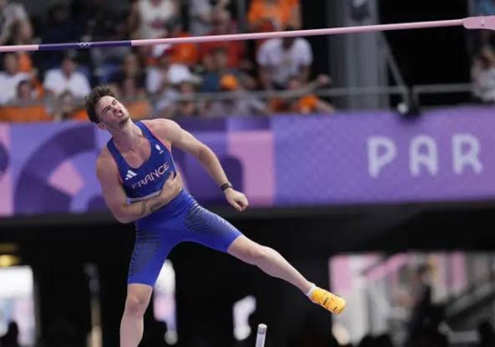Foto Anthoni ammirati saat lompat galah olimpiade Paris 2024