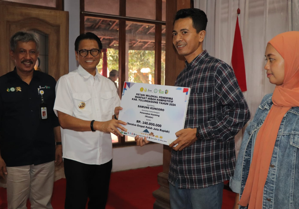 Pj Bupati Tulungagung Heru Suseno menyalurkan bantuan hibah program YESS kepada salah satu petani milenial.