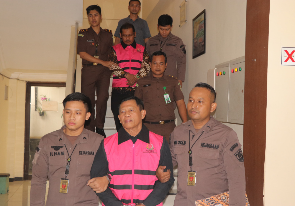 Kades dan Bendahara Desa Batangsaren, Kecamatan Kauman, Tulungagung, ditetapkan tersangka oleh Kejari Tulungagung, Kamis (8/8/2024).