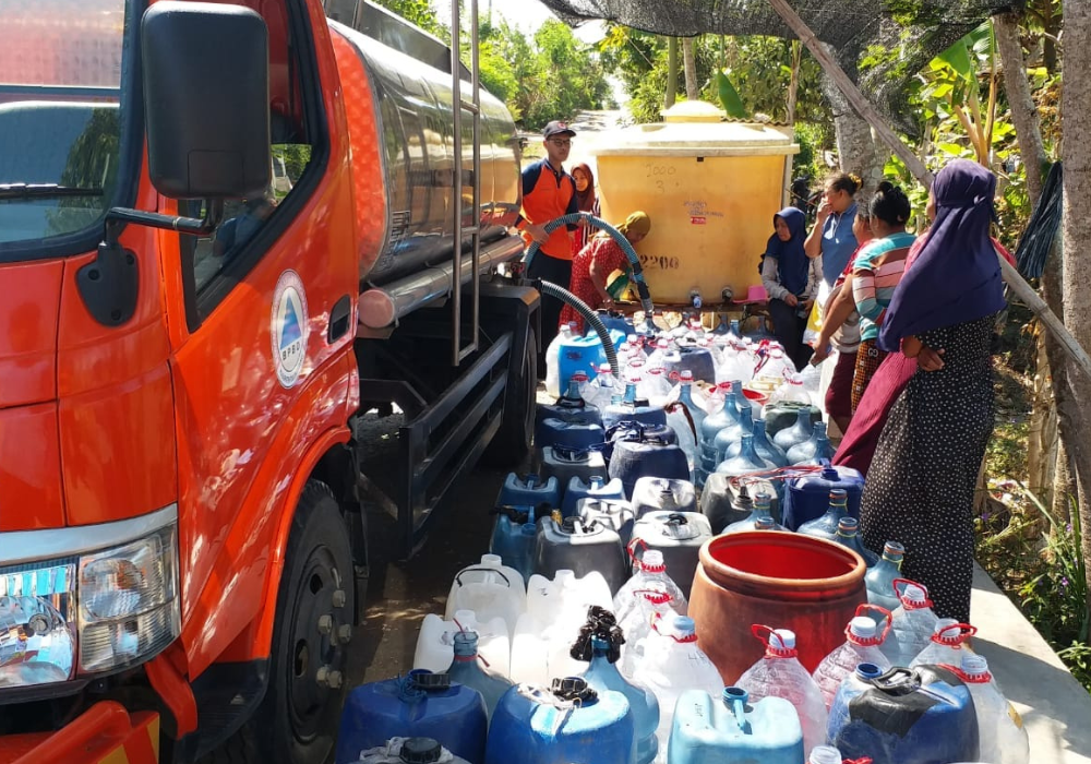 Pendistribusian air bersih di daerah kekerignan di Kabupaten Tulungagung.