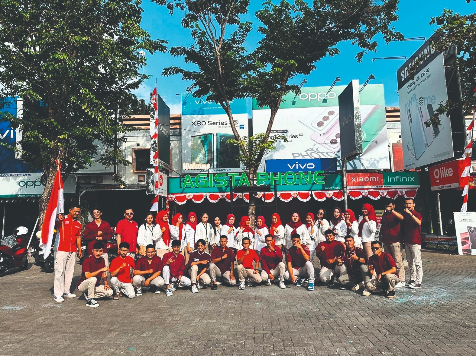 KOMPAK: Tim Agista Phone foto bersama saat upacara di depan ruko Stadion Menak Sopal