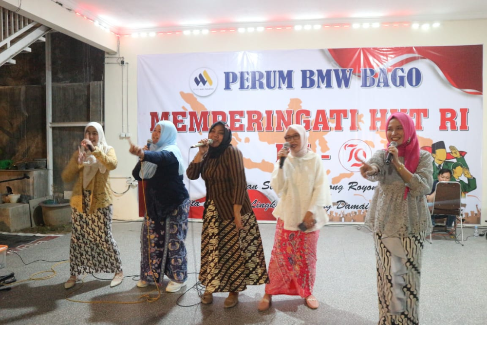 ENERGIK: Kelompok ibu-ibu warga BMW Bago sumbang lagu dalam acara malam puncak peringatan HUT ke-79 RI.