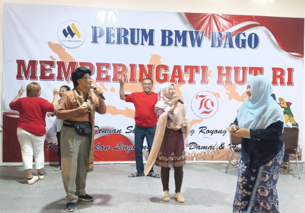 GEMBIRA: terlihat ketua lingkungan perum BMW Bago ketika menyanyikan sebuah lagu.