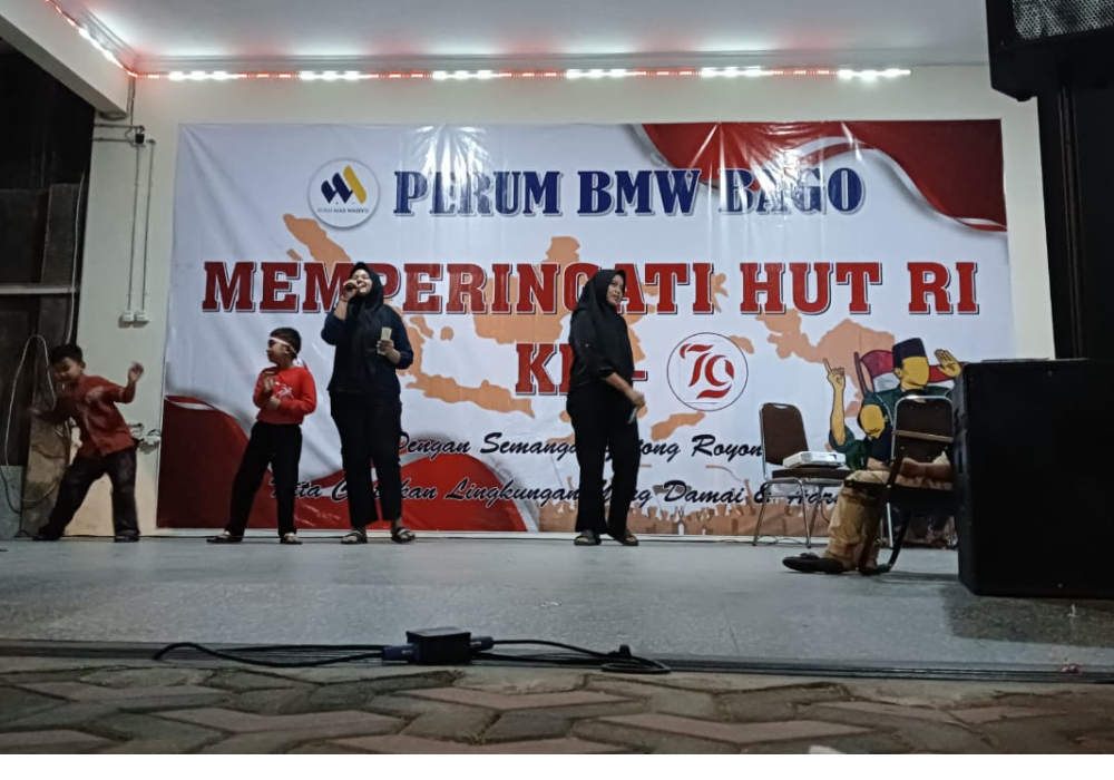 SEMANGAT: remaja putri warga BMW Bago tak kalah, juga sumbang lagu ketika acara malam puncak peringatan HUT ke-79 RI.