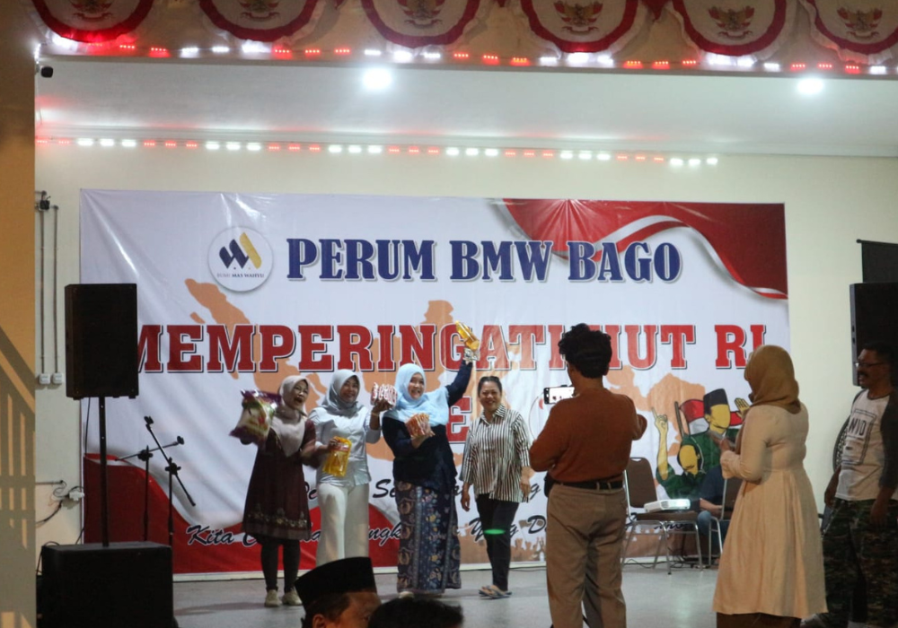 KOMPAK: saat grup ibu-ibu menerima hadiah hasil lomba.