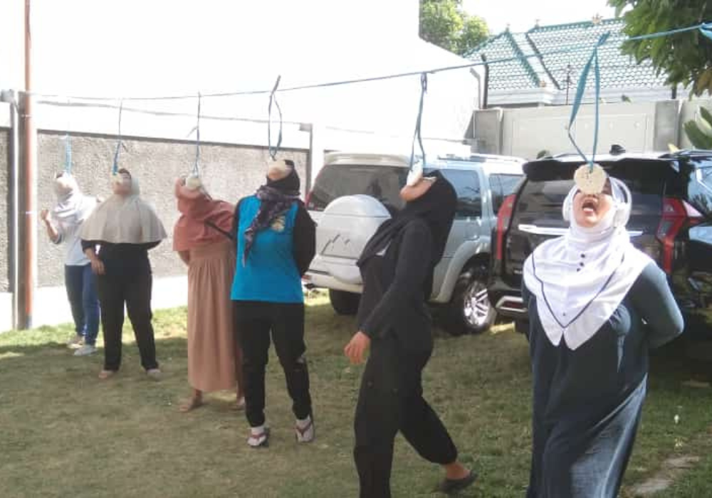 PERJUANGAN: ibu-ibu ketika mengikuti lomba.
